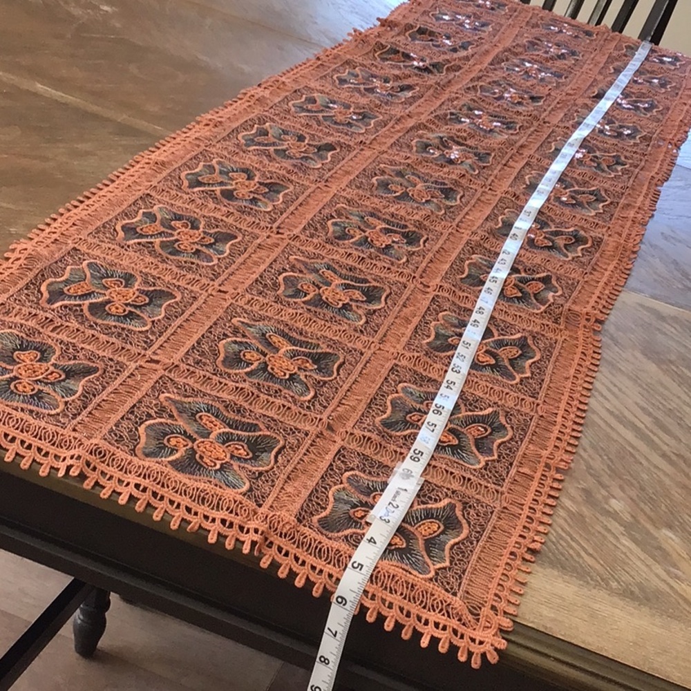 Beautiful table runner - Picture 3 of 14